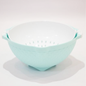 مصفى أرز وخصروات بلاستيك مع حوض